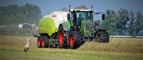 Ilustracja przedstawiająca nowoczesny ciągnik rolniczy pracujący na polu