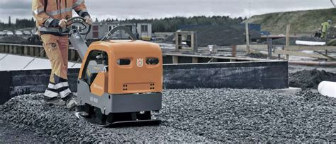 Zestawienie miniładowarki JCB Robot podczas prac ziemnych na placu budowy