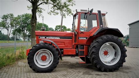 Zdjęcie klasycznego ciągnika International Harvester 1255XL w trakcie pracy w polu