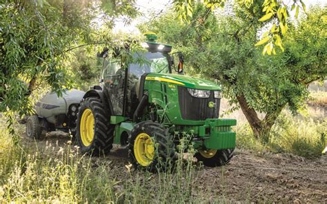 Infografika porównująca kluczowe cechy nowej i poprzedniej generacji ciągników John Deere serii 6R