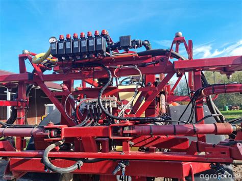 Zdjęcie pompy opryskiwacza z widocznymi elementami takimi jak przepony i zawory