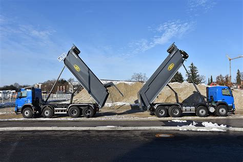 Wywrotka tylnozsypowa aluminiowa MAXTREME® w akcji na placu budowy