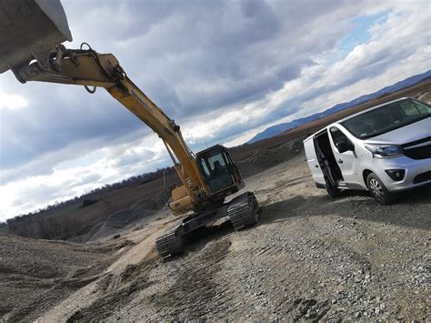 Tematyczne zdjęcie różnych maszyn budowlanych Komatsu z uwzględnieniem ich gabarytów