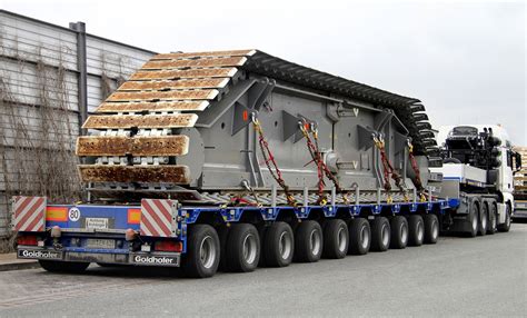 Zdjęcie ładowarki Komatsu na specjalistycznej naczepie do transportu ponadgabarytowego