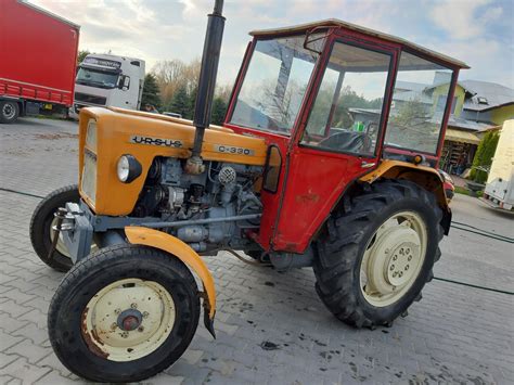 Ciągnik rolniczy Ursus C-330 na tle polskiego krajobrazu