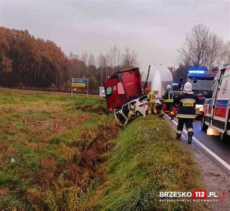 Sytuacja na drodze wojewódzkiej nr 557: schemat zderzenia samochodu osobowego z przyczepą ciągnika rolniczego