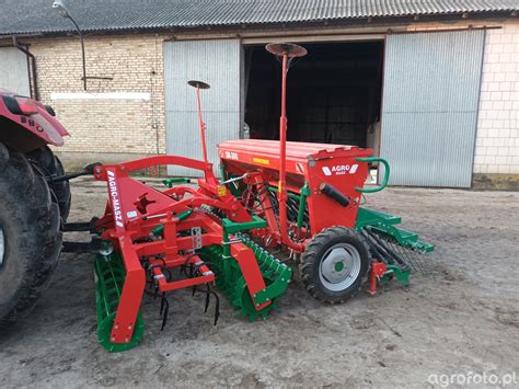 Zdjęcie agregatu uprawowego Staltech w polu