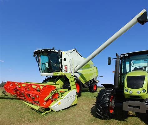 Zestawienie różnych modeli kombajnów zbożowych podczas pracy w polu - porównanie wielkości i konstrukcji hederów