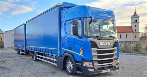 Fotografia przedstawiająca zestaw Scania tandem manewrujący w warunkach miejskich