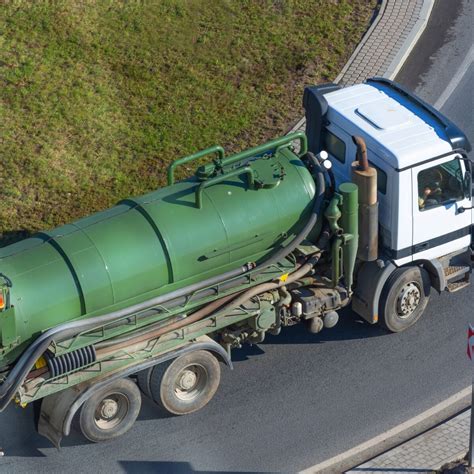Schemat budowy wozu asenizacyjnego z widocznym zbiornikiem, pompą i systemem rozlewania