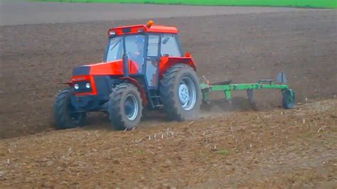zdjęcie ciągnika Zetor w pracy na polu