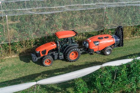 Ciągnik Kubota M5-112 z opryskiwaczem na polu