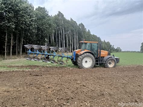 Grafika przedstawiająca bronę aktywną Rabe Werk w działaniu, z widocznymi obracającymi się elementami roboczymi