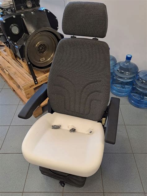 Ergonomiczny fotel operatora JCB z zawieszeniem pneumatycznym i joystickami