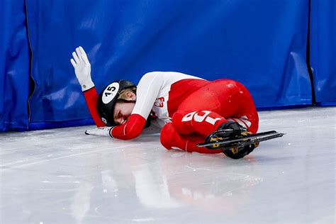 Zdjęcie: Kamila Sellier opuszczająca tor na noszach