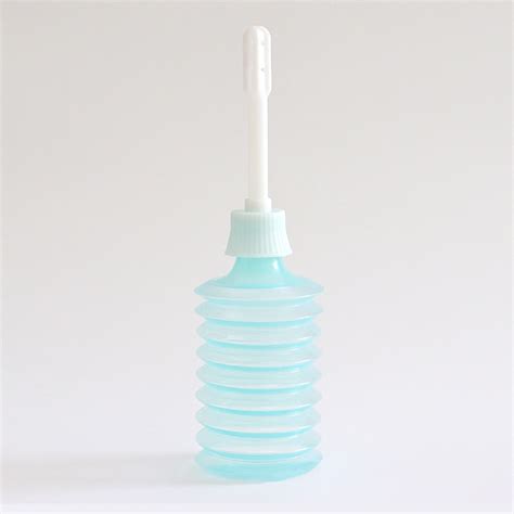 Graphic of how to use a vaginal irrigator