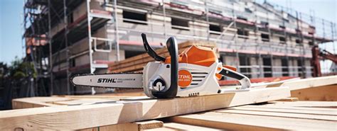 Zdjęcie przedstawiające profesjonalną pilarkę STIHL w akcji