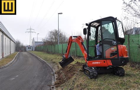 zdjęcie minikoparki Kubota z zamontowaną łyżką skarpową