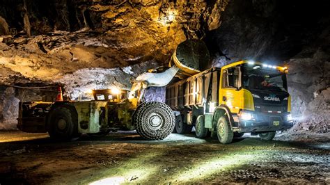 Zdjęcie przedstawiające 5-osiową wywrotkę Scania w trudnym terenie kopalnianym