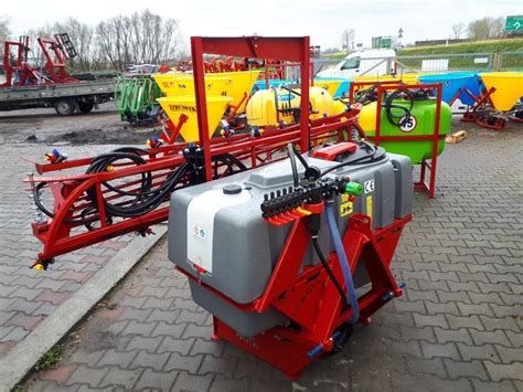 Schematyczny rysunek opryskiwacza sadowniczego 300l z zaznaczonymi głównymi elementami: zbiornik, pompa, wentylator, lance.