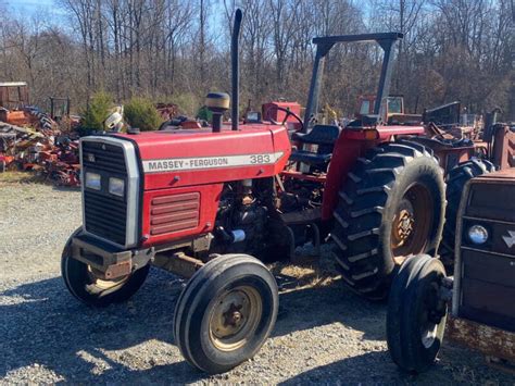 Widok ogólny kombajnu zbożowego Massey Ferguson 330 na polu