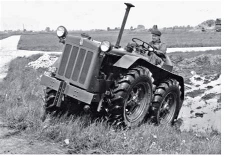 Zdjęcie prototypu ciągnika EH 4x4