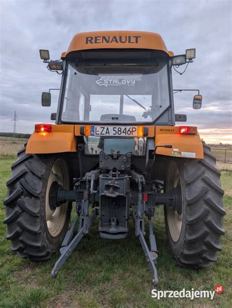 Zdjęcie przedstawiające ciągnik Renault Ceres w warunkach polowych