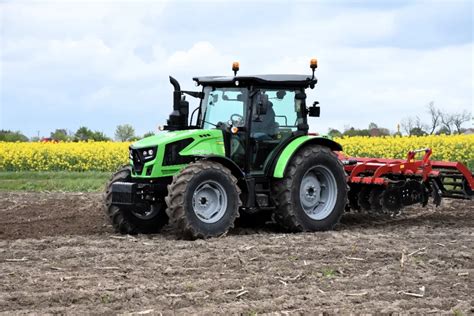 Zestawienie nowoczesnej gamy ciągników DEUTZ-FAHR w pracy polowej