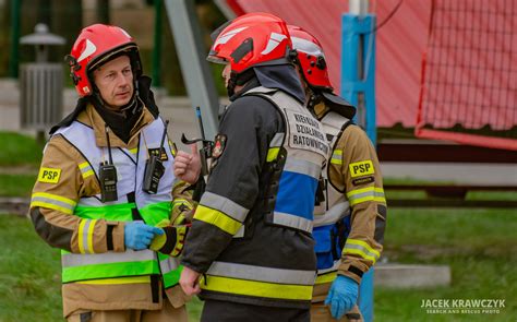zdjęcie służb ratowniczych podczas akcji na jeziorze