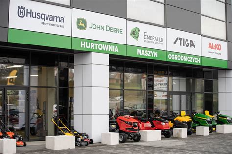 Zdjęcie przedstawiające profesjonalny salon maszyn ogrodniczych z szeroką ekspozycją kosiarek i wykaszarek.