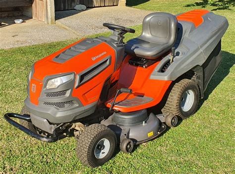 Zdjęcie przedstawiające traktor ogrodowy Husqvarna CTH 184T na zadbanym trawniku