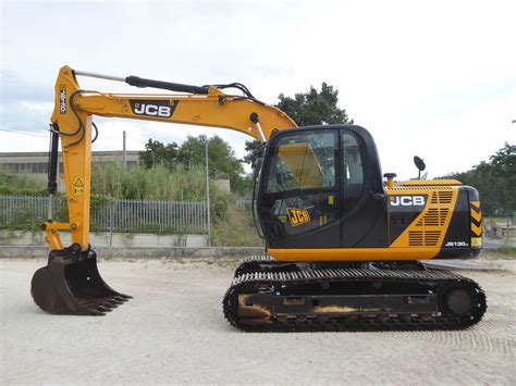 Thematic photo of a JCB 130 excavator with a hydraulic tilting bucket