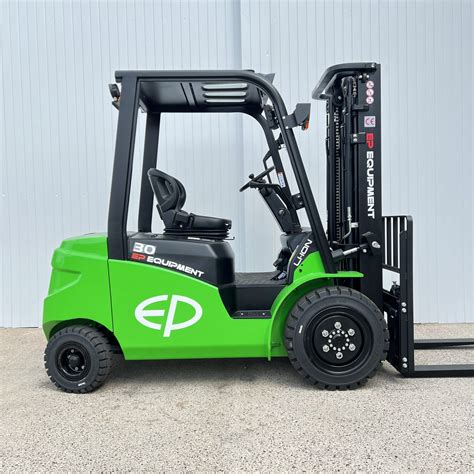 Zdjęcie przedstawiające wózek widłowy EP EFL303 w środowisku magazynowym
