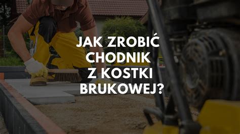 Zdjęcie pracownika obsługującego zagęszczarkę na placu budowy podczas przygotowywania podłoża pod kostkę brukową