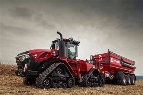 Widok z boku na nowoczesny ciągnik przegubowy Case IH Quadtrac w polu