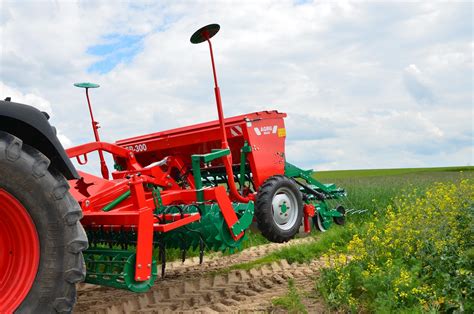 Agregat uprawowo-siewny w akcji, pokazujący jednocześnie uprawę gleby i wysiew nasion