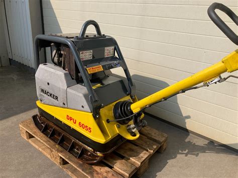 Zdjęcie poglądowe zagęszczarki rewersyjnej Wacker Neuson DPU 6055 w trakcie pracy na podłożu gruntowym