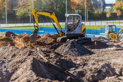 Porównanie rozmiarów minikoparki i standardowej koparki na placu budowy