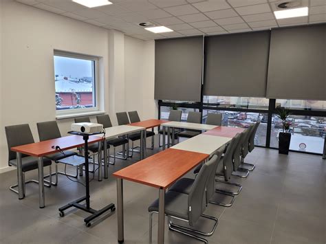 Sala szkoleniowa z nowoczesnym sprzętem dydaktycznym do nauki obsługi maszyn