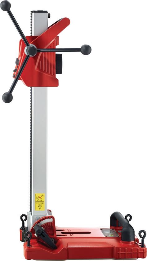 Zestawienie różnych modeli wiertnic diamentowych Hilti wraz z akcesoriami w środowisku budowlanym