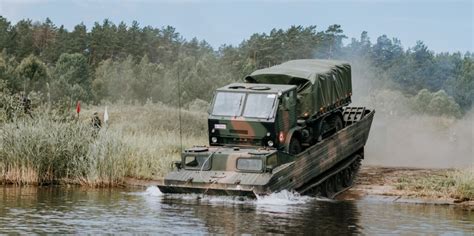 Transporter pływający PTS-M w akcji ratowniczej podczas powodzi