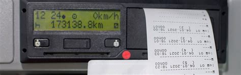 Tachograf ELD w kabinie ciężarówki, wyświetlający status czasu pracy kierowcy