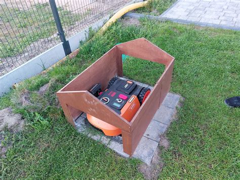 Schemat budowy robota koszącego: czujniki przeszkód, system tnący, bateria i stacja dokująca