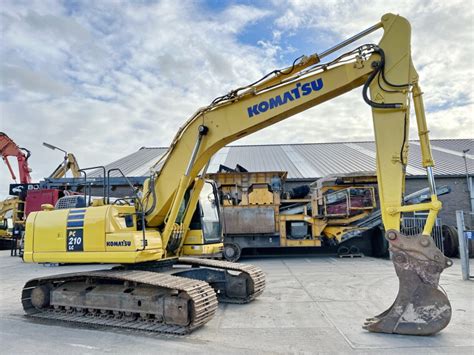 Zdjęcie koparki Komatsu PC210-10 lub PC210LC-10 w akcji