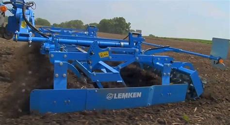 Lemken Kompaktor w polu podczas pracy