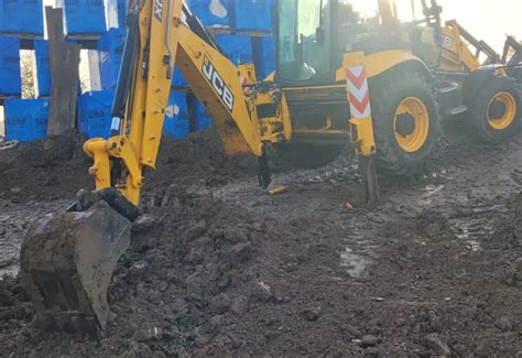 Koparko-ładowarka w akcji na placu budowy