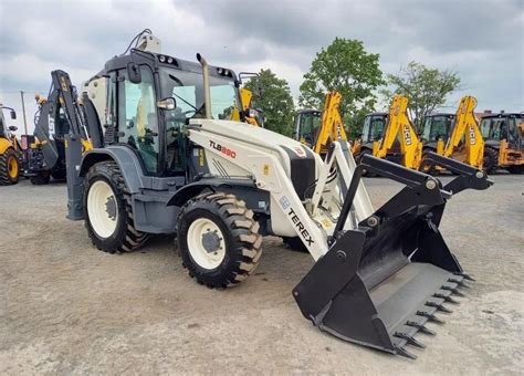 Zdjęcie przedstawiające ogólny widok koparko-ładowarki Terex TLB 890 na placu budowy