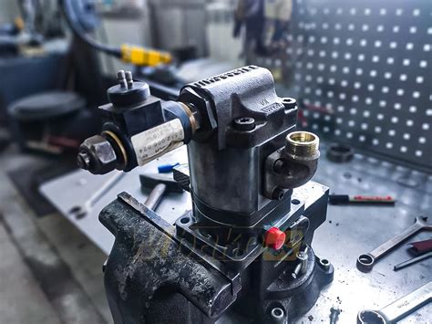 Zdjęcie warsztatu hydrauliki siłowej podczas procesu szlifowania tłoczysk