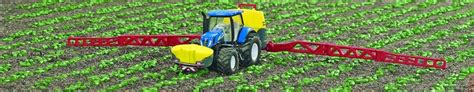 Zdjęcie zabawki ciągnika New Holland Siku z rozłożonym opryskiwaczem polowym