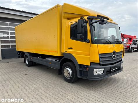 Mercedes Atego wywrotka hakowiec w akcji na placu budowy